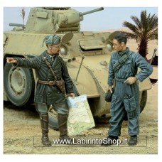 Royal Model 1/35 54mm 567 Italian Captain and Tanker WWII